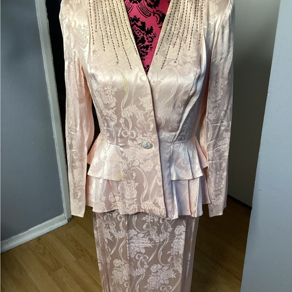 Vintage Pink Skirt Set with Luxurious Pattern and Knee-Length Design 10